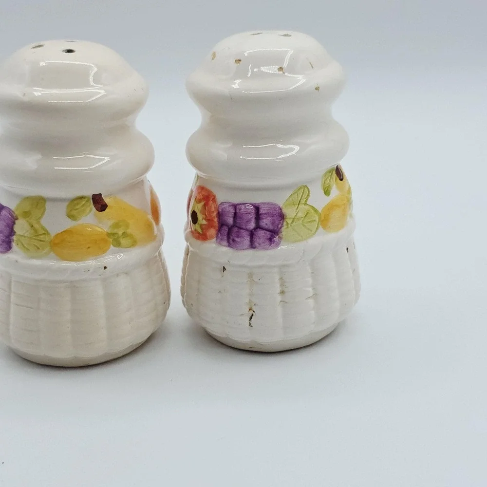 Vtg Ceramic‎ Fruit Basket Salt & Pepper Shakers Small White Handpainted Set Of 2